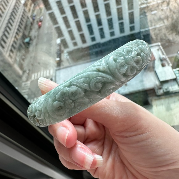 Jadeite Jade Engraved Flower Bangle Diameter 59 mm - Picture 12 of 14